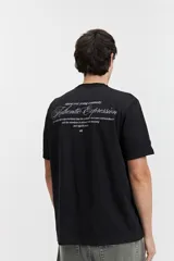 Remera negra de manga corta con corte oversize y estampado frontal con la frase "Authentic Expression".