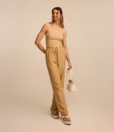 Conjunto de top bandeau y pantalón fluido de viscosa color beige con rayas verticales blancas.