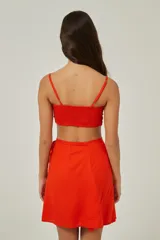 Top corto color naranja, con breteles finos y fruncido en el busto.
