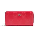 Billetera rectangular de doble compartimento con cierre, color rojo, con diseño de corazones en relieve y logo metálico plateado en el centro.