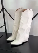 Botas de caña alta color blanco, con punta fina y taco chino.