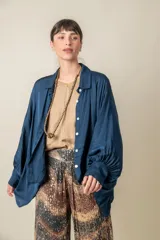 Camisa oversize marrón de viscosa con mangas largas terminadas en puños fruncidos.