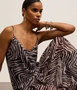 Vestido largo evasê de crepé con breteles finos y escote en V, con estampa de cebra.