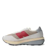 Championes urbanos New Balance modelo U370, con diseño retro en tonos gris, beige y rojo. Presentan una combinación de malla y gamuza en el exterior, con el logo 'N' característico en color rojo intenso y una suela de doble capa en tonos crema y gris.