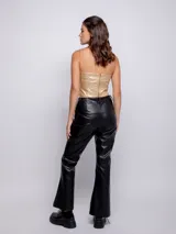 Pantalón oxford de cuero sintético color negro.