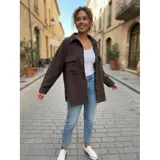 Sobre camisa de pana color azul marino, con cuello francés, cierre frontal de botones y dos bolsillos delanteros con solapa. Presenta un diseño de manga larga y calce suelto.