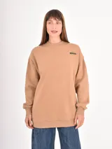 Buzo de cuello redondo, manga larga con puños elásticos y ruedo recto. Presenta un pequeño logo estampado en el pecho con la palabra 'BREAK'.