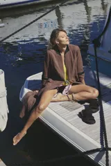 Tapado largo color blanco, de lino y algodón, con cuello en V abierto y sin cierre.