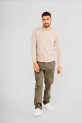 Pantalón chino de hombre, color verde oliva, de corte recto y tiro medio, con bolsillos laterales y traseros.