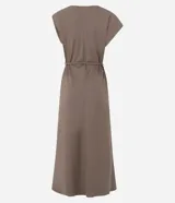 Vestido midi de sastrería color marrón, con cuello redondo, mangas cortas y corte recto. Incluye un cinturón fino ajustable con detalle metálico en la cintura.