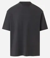 Remera de hombre, corte boxy, color gris oscuro con efecto desteñido, manga corta y cuello alto. Confeccionada en tejido de media malla (malla) de algodón.