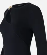 Blusa negra de punto acanalado, con mangas largas, cuello redondo con detalle metálico dorado y abertura asimétrica en el hombro.