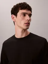 Remera de manga larga Calvin Klein confeccionada en algodón con tejido interlock. Presenta cuello redondo, corte regular y un sutil logo de la marca bordado en el pecho.