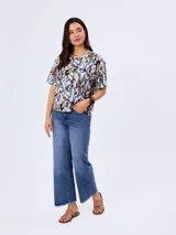 Blusa de viscosa con cuello redondo y mangas cortas, con diseño estampado en tonos azules y blancos.