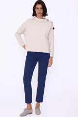 Pantalón cigarette clásico color blanco.