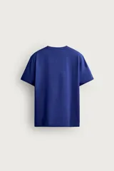 Camiseta básica de corte regular fit, con cuello redondo y mangas cortas de color blanco.