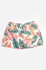 Short de baño con estampado de ondas en tonos azules y beige, cintura elástica con cordón ajustable, bolsillos laterales y suspensor interno.