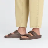 Sandalias Birkenstock Arizona Eva color marrón, de dos tiras ajustables con hebillas grabadas. Confeccionadas en goma EVA ligera y resistente al agua.