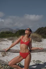 Bottom de bikini negro, modelo vedetina con argolla decorativa en el lateral y forro interno.