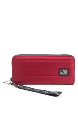 Billetera larga con cierre perimetral, confeccionada en nylon capitoneado color verde petróleo. Cuenta con correa de mano desmontable con logo estampado y parche frontal con marca LNS.