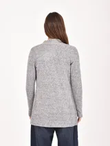 Saco abierto de tejido de punto, color gris melange, con diseño de corte recto y mangas largas.