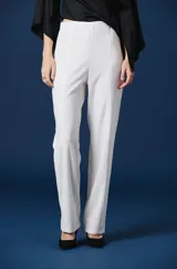 Pantalón Natalia Antolin de mujer color blanco, de corte recto y silueta amplia con costuras frontales a lo largo de las piernas y caída fluida.
