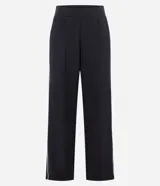 Pantalón deportivo de corte recto confeccionado en mezcla de modal, poliéster y elastano. Presenta cintura elástica en rib y detalle de friso lateral en contraste.