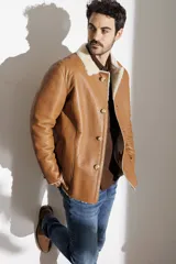 Campera de cuero color marrón claro con cuello de piel sintética color crema.