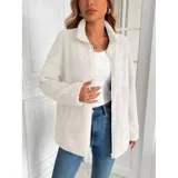 Campera de corderito color blanco, con cuello alto, cierre frontal completo y un bolsillo en el pecho con cierre.