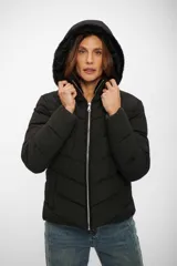 Campera puffer negra con capucha, cierre frontal y diseño acolchado.