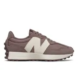 Championes New Balance modelo WS327FA, color gris oscuro con detalles en beige y suela de goma con tacos.