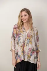 Camisa estampada de algodón y lino, con cuello en V, mangas anchas y puños con elástico.