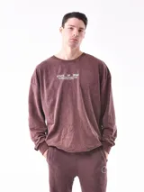 Buzo de cuello redondo y manga larga, con diseño holgado y estampado frontal con texto.