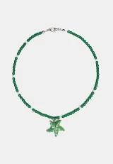 Collar de cuentas azules y rojas con dije colgante de estrella de mar azul con lunares blancos.