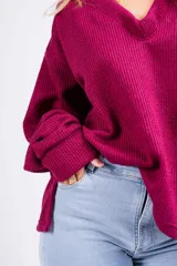 Sweater de punto color marrón con cuello en V y mangas largas.