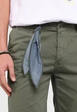 Bermuda color beige con bolsillos laterales y traseros.