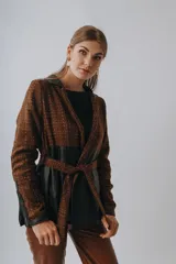 Campera tipo sobrecamisa de paño con diseño de espiga, color marrón. Presenta cierre frontal con botones, dos bolsillos superiores con solapa y mangas largas con puños abotonados.