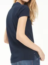 Chomba de corte slim confeccionada en algodón con elastano, de color azul marino. Presenta cuello clásico, cartera con botones y el logo de la marca bordado en el pecho.