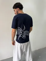 Remera de algodón color azul marino con estampa serigráfica en color gris claro en el lateral inferior. Presenta cuello redondo reforzado y corte regular.
