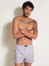 Bóxer de algodón blanco con estampado de flores pequeñas color celeste, con cintura elástica y logo de la marca en el centro.