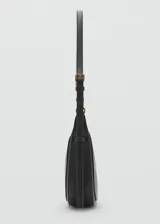 Riñonera de diseño minimalista en color negro, confeccionada en material efecto piel con acabado liso. Presenta una forma curva estructurada, cierre superior con cremallera y una correa ajustable con hebilla metálica que permite llevarla al hombro o cruzada.