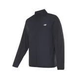Campera deportiva New Balance color negro, con cierre frontal, cuello alto y logo estampado en el pecho. Confeccionada en tejido de poliéster resistente al agua y de secado rápido.