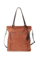 Bolso tipo tote color suela con textura granulada, detalle de costuras decorativas en el bolsillo frontal y borla colgante. Cuenta con doble asa de hombro y correa larga ajustable para usar como bandolera.