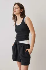 Short negro de tiro medio, confeccionado en lino, con diseño holgado y cierre clásico.