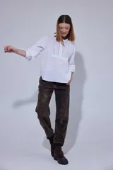 Pantalón de jean con efecto lavado ácido en tono marrón oscuro, de corte recto y tiro medio.