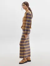 Falda midi de punto con estampado de rombos en tonos marrón y azul, corte recto y cintura elástica.