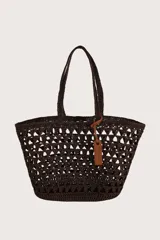 Bolsa tipo tote tejida en crochet con diseño de calados triangulares en color marrón oscuro. Cuenta con doble asa de hombro y un detalle de etiqueta colgante en cuero sintético color suela.