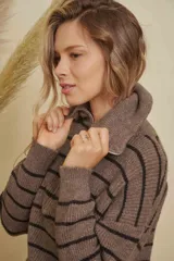 Buzo de tejido de punto con diseño a rayas horizontales, cuello alto con cierre frontal y mangas largas.