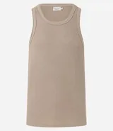 Musculosa masculina de corte regular, confeccionada en tejido flamé con textura acanalada. Presenta cuello redondo y diseño liso sin estampas.