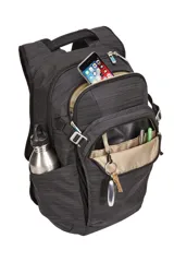 Mochila Thule Construct de 24 litros, color negro con textura lineal. Cuenta con compartimentos dedicados para laptop y tablet, bolsillo frontal expandible, panel de organización interno y bolsillos laterales. Diseño funcional con materiales resistentes al agua y panel posterior respirable.